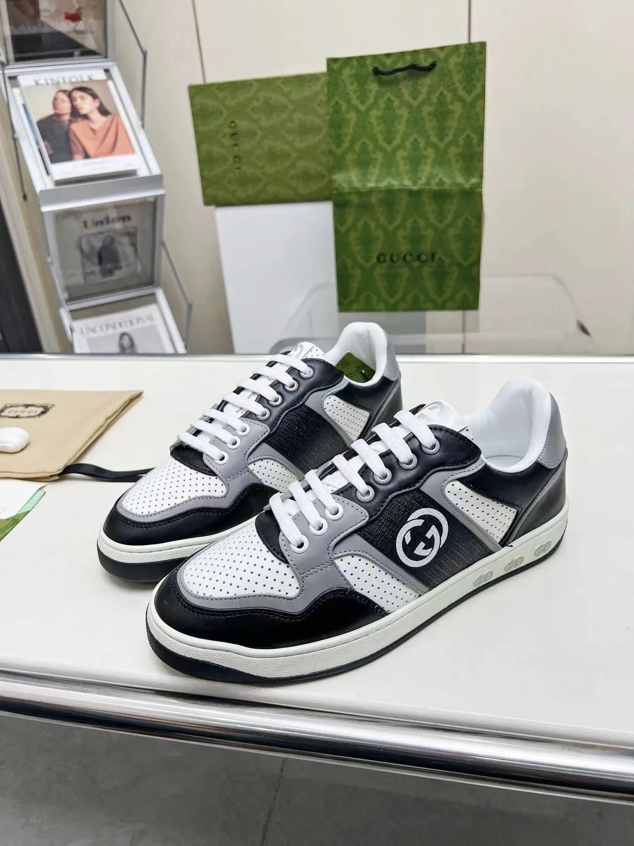 P620 💞💞Gucci G Home’s latest popular sports shoes, couple’s style, casual, retro white shoes 🌸🌸🌸 New popular series. The exquisite and compact interlocking double G logo romantically interprets the aesthetic concept of this series. Made of off-white leather, retro inspiration is cleverly blended into the sneaker design to reinterpret the brand logo. Exquisitely packaged at the delivery counter 🛍📦 ▪️Fabric: Original custom-made imported first-layer cowhide leather ▪️Lining: Original custom-made imported cowhide lining ▪️Outsole: Original molded two-color TPU outsole ▪️Size: Women's 35-40 / Men's 39-45